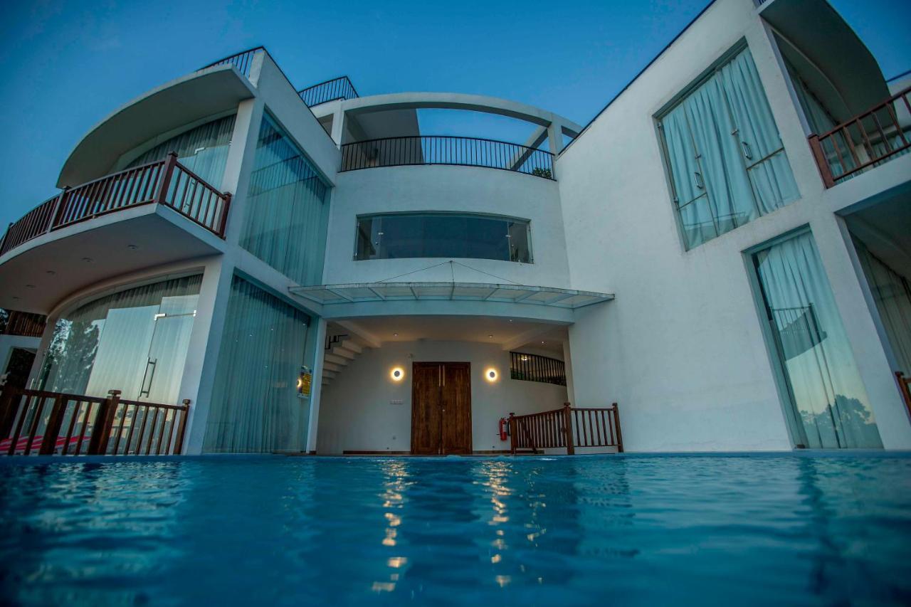 Villa Vajrapani Канди Екстериор снимка